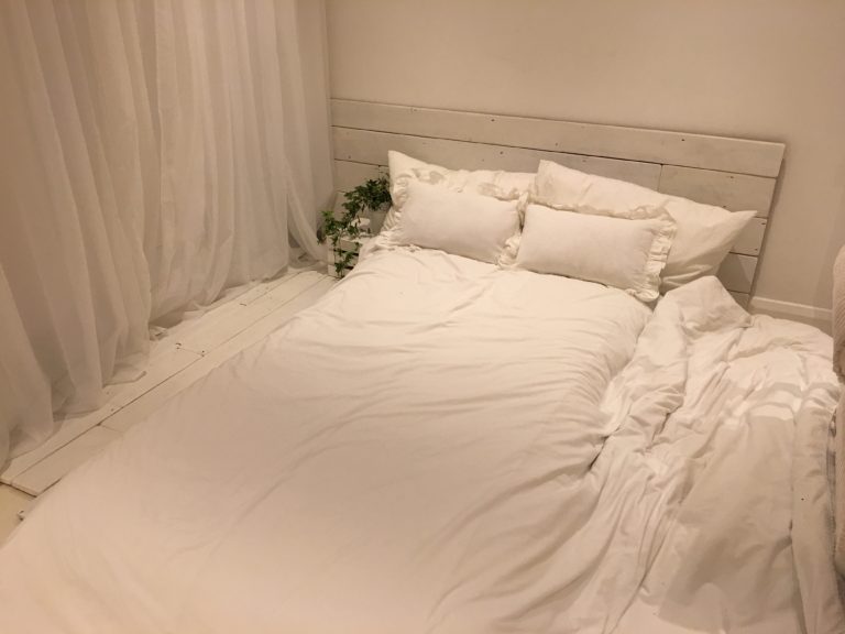 make fake bed using air mattress
